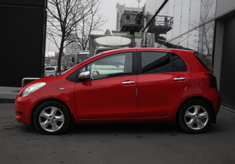 Подержанный автомобиль Toyota Yaris Hatchback 2008 года (8 фото)