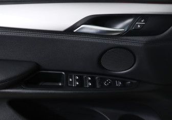 Подержанный автомобиль BMW X5 2014 года (20 фото)