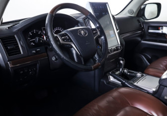 Подержанный автомобиль Toyota Land Cruiser Suv 2015 года (16 фото)