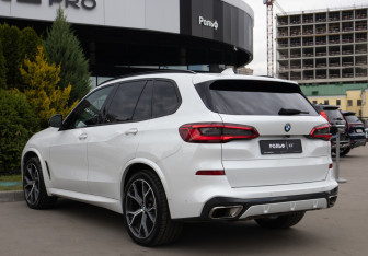 Подержанный автомобиль BMW X5 2019 года (5 фото)