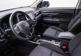 Подержанный автомобиль Mitsubishi Outlander 2021 года (10 фото)