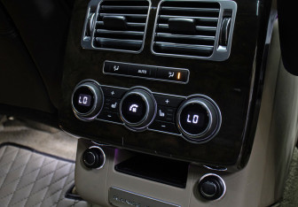 Подержанный автомобиль Land Rover Range Rover 2014 года (21 фото)