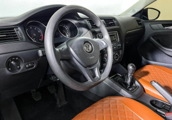 Подержанный автомобиль Volkswagen Jetta Sedan 2015 года (13 фото)
