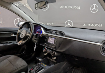 Подержанный автомобиль Kia Rio Hatchback 2021 года (12 фото)