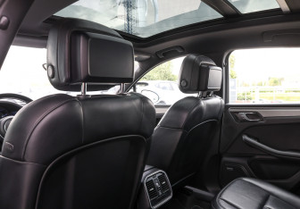 Подержанный автомобиль Porsche Macan 2017 года (18 фото)