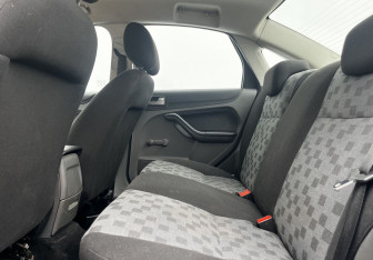 Подержанный автомобиль Ford Focus Sedan 2006 года (11 фото)