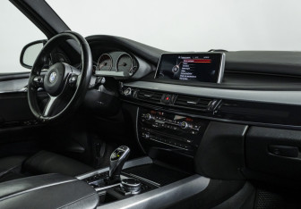 Подержанный автомобиль BMW X5 2015 года (9 фото)