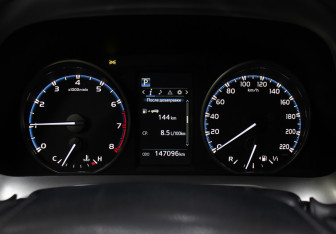 Подержанный автомобиль Toyota RAV4 2016 года (13 фото)