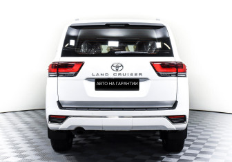 Подержанный автомобиль Toyota Land Cruiser Suv 2021 года (6 фото)