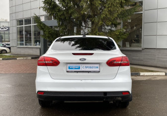 Подержанный автомобиль Ford Focus Sedan 2018 года (6 фото)