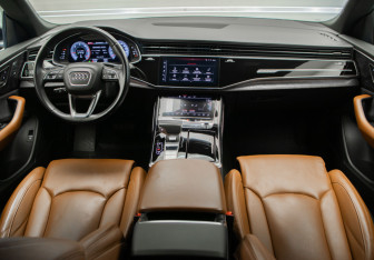 Подержанный автомобиль Audi Q8 2019 года (8 фото)