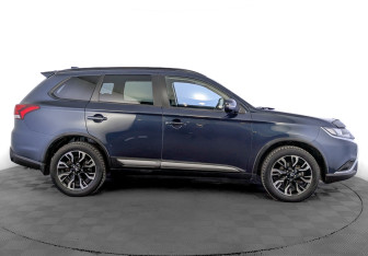 Подержанный автомобиль Mitsubishi Outlander 2021 года (4 фото)