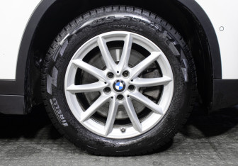 Подержанный автомобиль BMW X1 2015 года (25 фото)