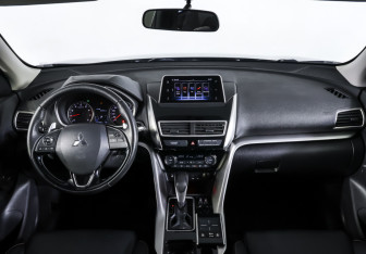 Подержанный автомобиль Mitsubishi Eclipse Cross 2018 года (17 фото)