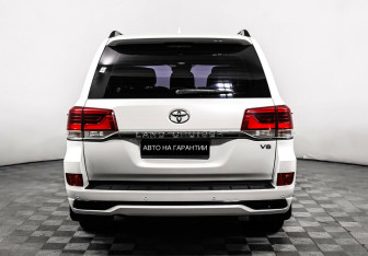 Подержанный автомобиль Toyota Land Cruiser Suv 2016 года (4 фото)