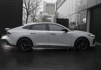 Подержанный автомобиль Changan UNI-V 2023 года (4 фото)