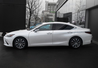 Подержанный автомобиль Lexus ES 2018 года (8 фото)
