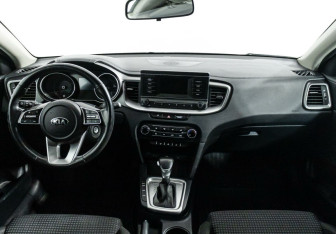 Подержанный автомобиль Kia Ceed Hatchback 2021 года (13 фото)