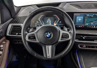 Подержанный автомобиль BMW X7 2024 года (22 фото)
