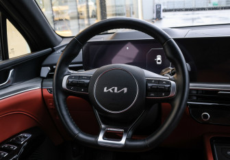 Подержанный автомобиль Kia K5 2024 года (16 фото)