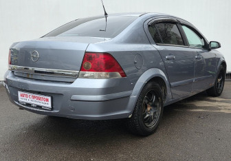 Подержанный автомобиль Opel Astra Sedan 2008 года (5 фото)