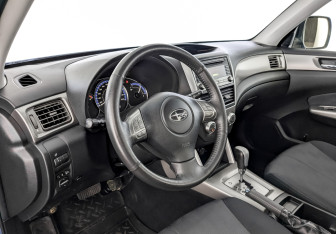 Подержанный автомобиль Subaru Forester Suv 2010 года (16 фото)