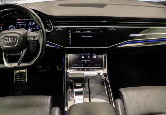 Подержанный автомобиль Audi Q8 2018 года (9 фото)
