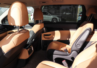 Подержанный автомобиль Kia Carnival 2020 года (10 фото)