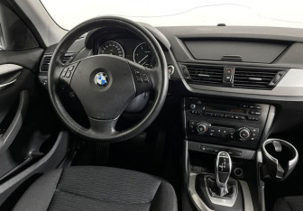 Подержанный автомобиль BMW X1 2014 года (14 фото)