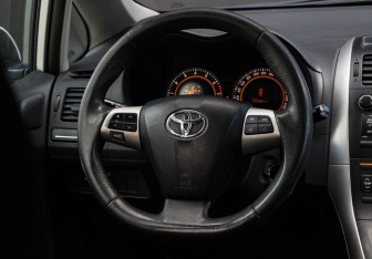 Подержанный автомобиль Toyota Auris Hatchback 2011 года (11 фото)