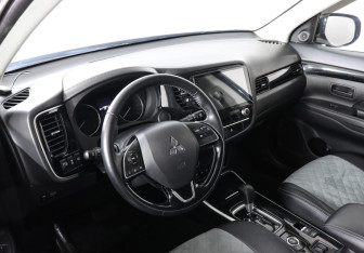 Подержанный автомобиль Mitsubishi Outlander 2021 года (9 фото)