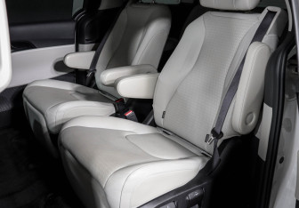 Подержанный автомобиль Kia Carnival 2021 года (10 фото)