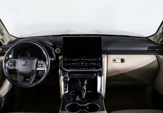 Подержанный автомобиль Toyota Land Cruiser Suv 2021 года (11 фото)