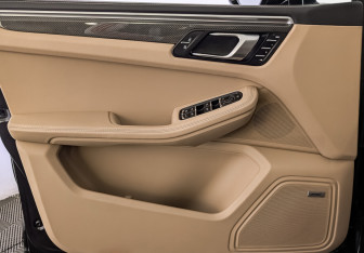 Подержанный автомобиль Porsche Macan 2021 года (18 фото)