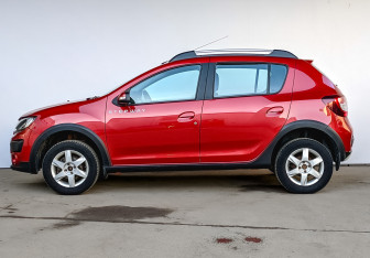 Подержанный автомобиль Renault Sandero 2016 года (8 фото)