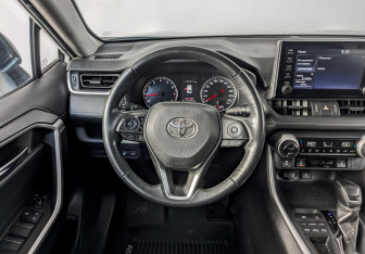 Подержанный автомобиль Toyota RAV4 2021 года (22 фото)