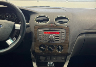 Подержанный автомобиль Ford Focus Sedan 2007 года (14 фото)