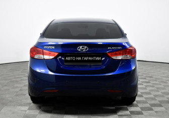 Подержанный автомобиль Hyundai Elantra Sedan 2012 года (6 фото)