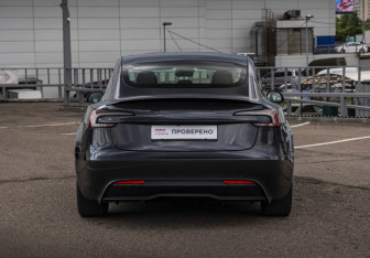 Подержанный автомобиль Tesla Model 3 2025 года (6 фото)