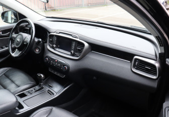 Подержанный автомобиль Kia Sorento 2017 года (8 фото)