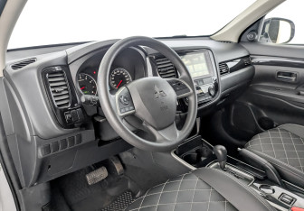 Подержанный автомобиль Mitsubishi Outlander 2022 года (16 фото)