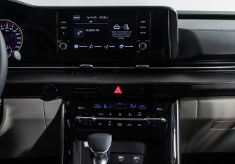 Подержанный автомобиль Kia Carnival 2021 года (9 фото)