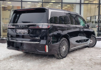 Подержанный автомобиль Voyah Dream 2024 года (8 фото)