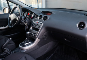 Подержанный автомобиль Peugeot 308 Hatchback 2012 года (9 фото)