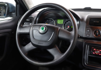 Подержанный автомобиль Skoda Fabia Hatchback 2011 года (15 фото)