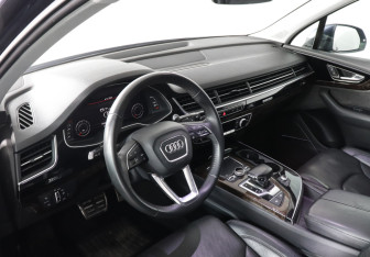 Подержанный автомобиль Audi Q7 2016 года (9 фото)