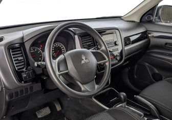 Подержанный автомобиль Mitsubishi Outlander 2019 года (15 фото)