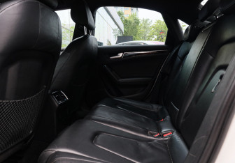 Подержанный автомобиль Audi A4 Sedan 2011 года (9 фото)