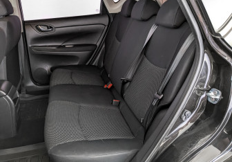 Подержанный автомобиль Nissan Tiida Hatchback 2015 года (18 фото)