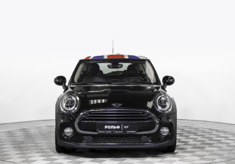 Подержанный автомобиль MINI Hatch 2019 года (2 фото)